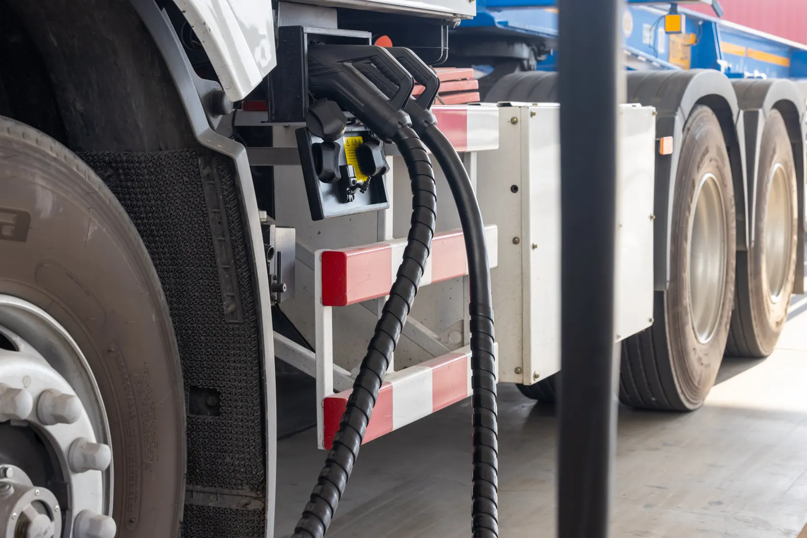 Elektro-LKW beim Laden an der Ladestation
